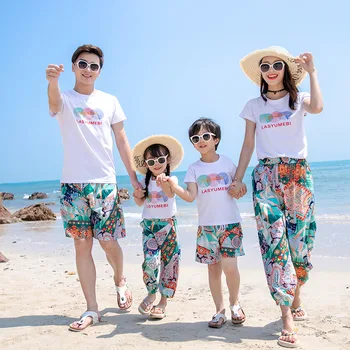 Летняя пляжная семейная одежда, футболка для мамы, дочки, папы и короткие брюки, подходящая одежда для отдыха на берегу моря, пары, влюбленные